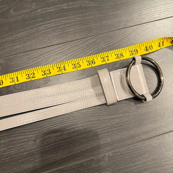 Elegant Light Grey Belt with Silver Buckle - Picture 3 of 4